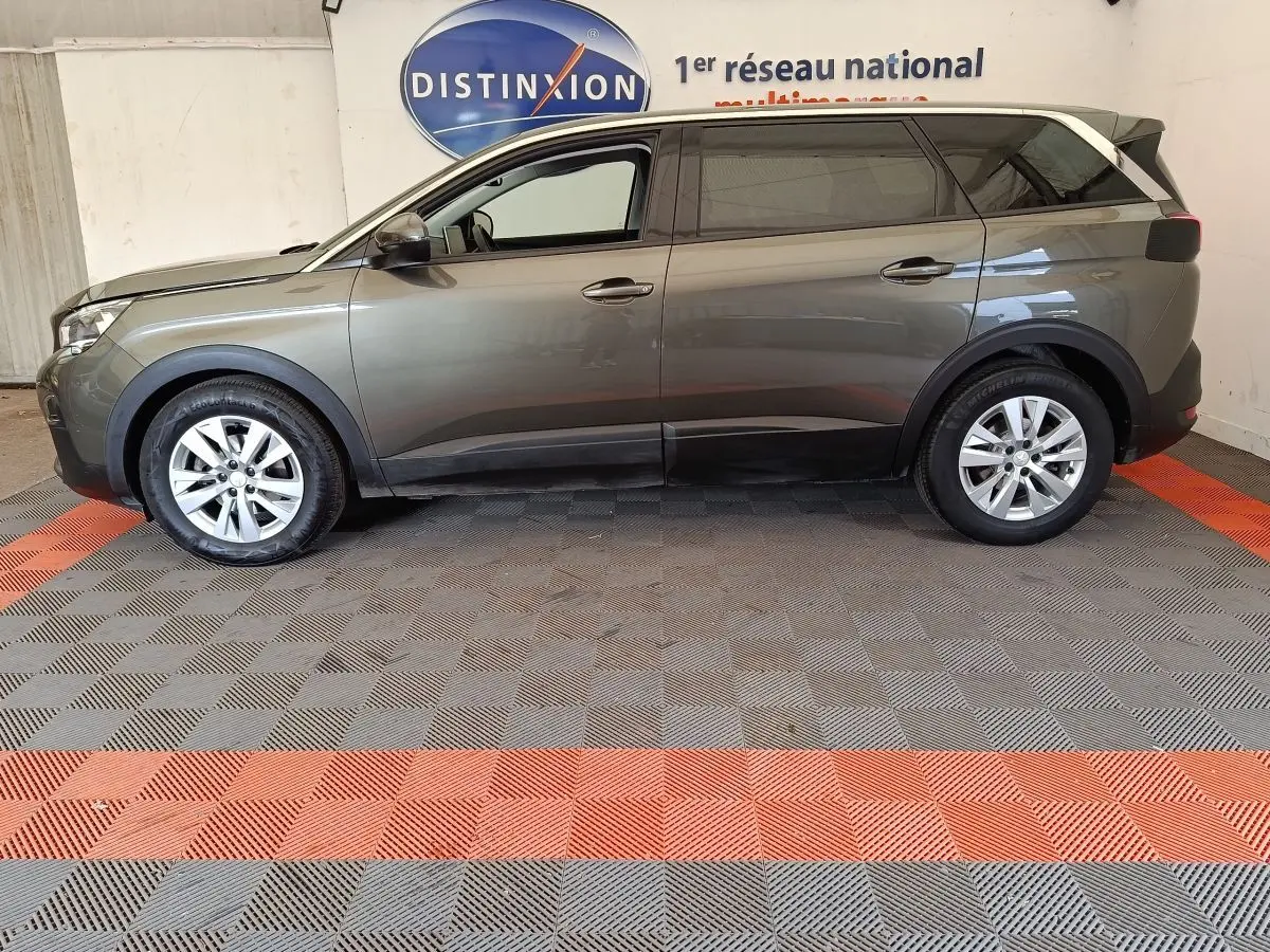 Peugeot 5008 gris foncé vue de profil côté gauche, SUV 7 places avec jantes alliage et toit noir.