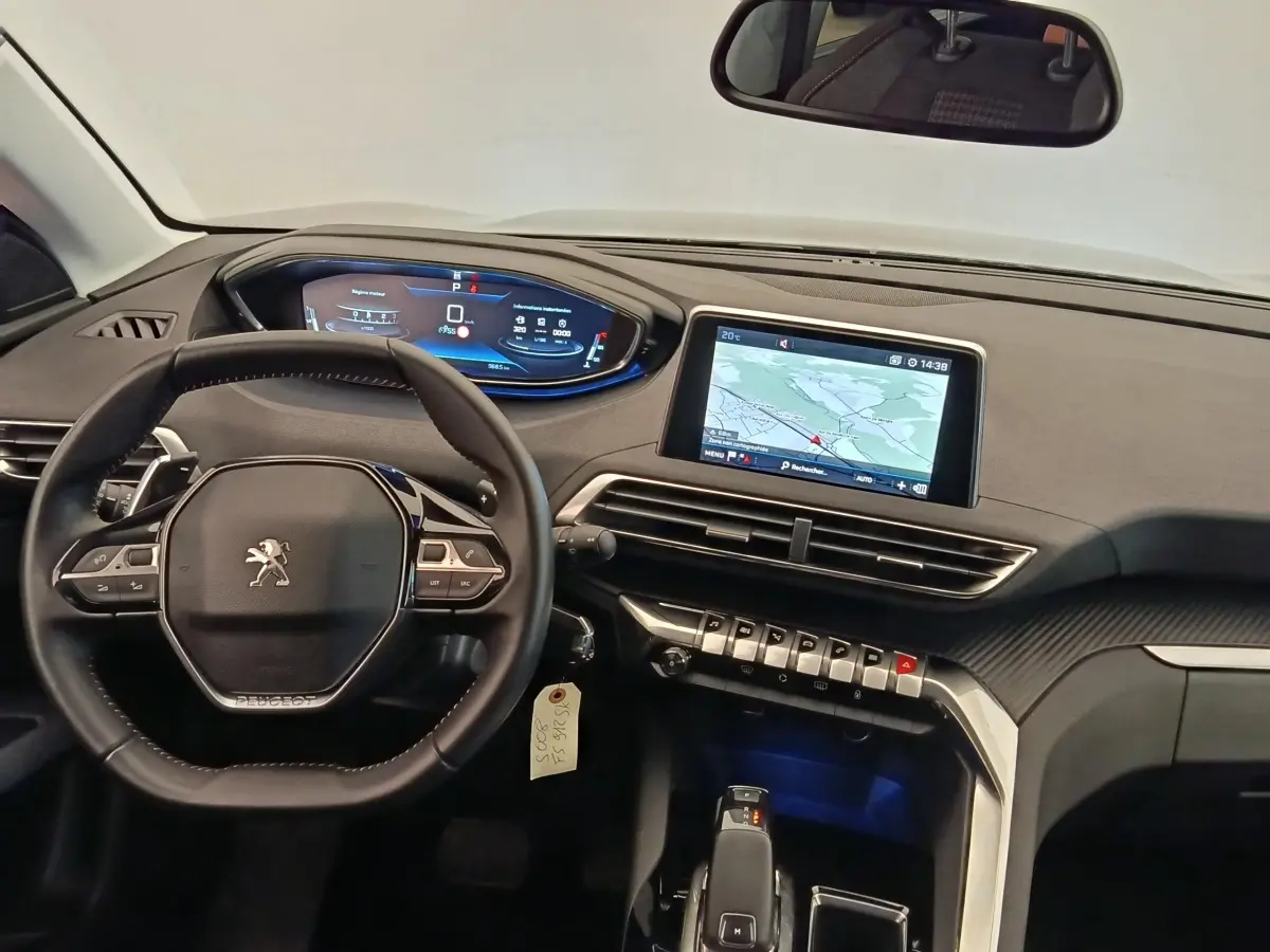 Vue intérieure du tableau de bord du Peugeot 5008 2020, avec écran tactile navigation et volant multifonctions noir.