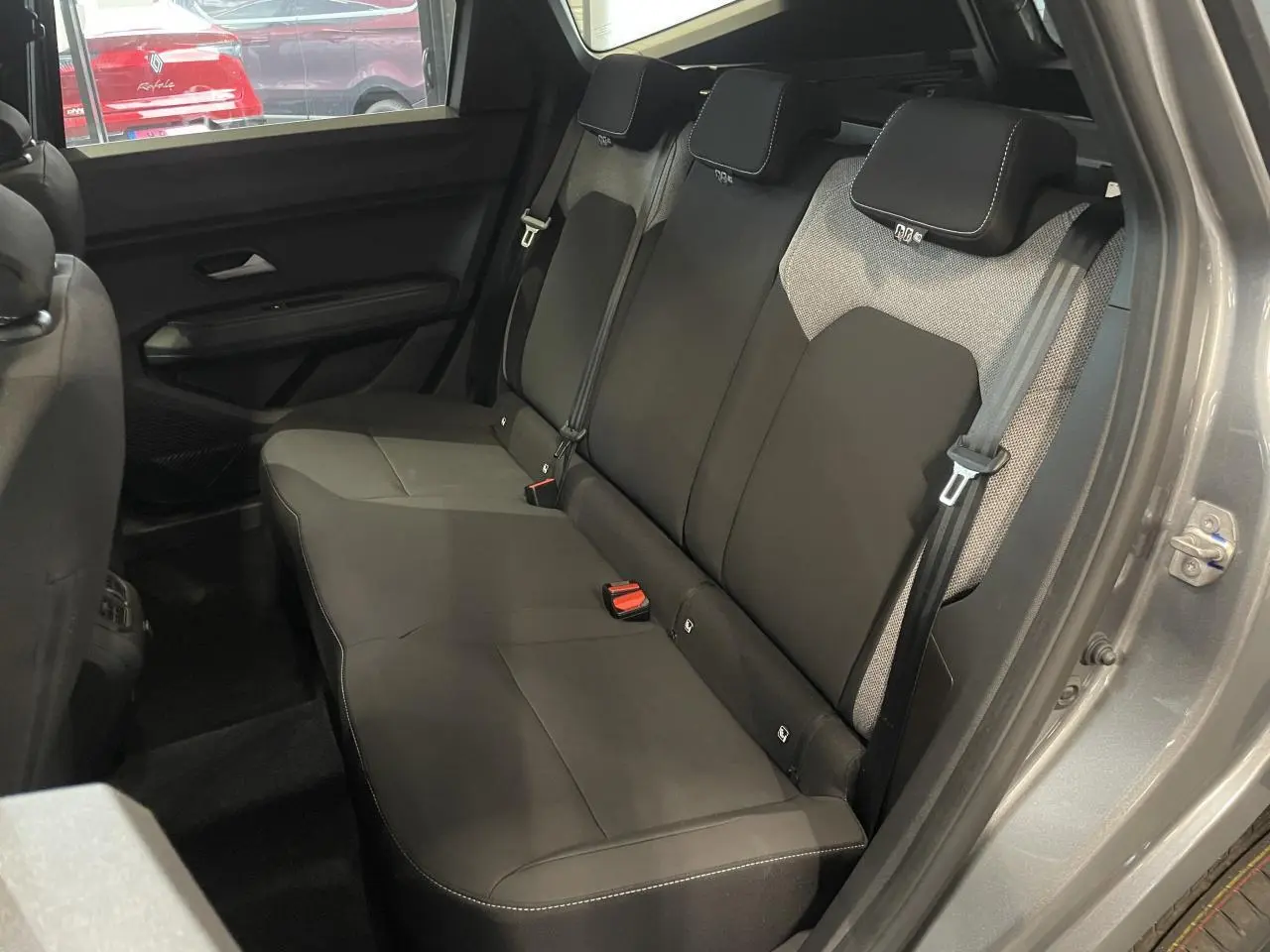 Vue côté droit de la banquette arrière gris foncé avec appuie-têtes dans un Dacia Bigster gris schiste 2026.