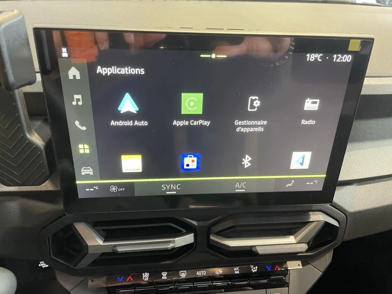 Écran tactile central du tableau de bord gris de la Dacia Bigster 1.8 Hybrid 2026 affichant les applications connectées.