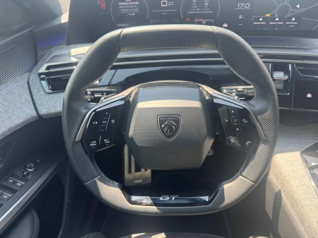 Vue rapprochée du volant cuir noir GT et du cockpit numérique du Peugeot 3008 Hybrid 145 e-DCS6 GT 2025.