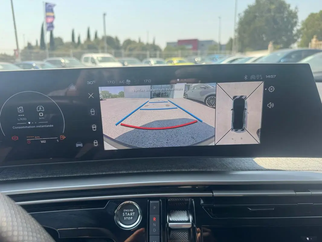 Vue intérieure du tableau de bord du Peugeot 3008 Hybrid 145 e-DCS6 GT 2025, écran affichant la caméra de recul et la vue 360°.