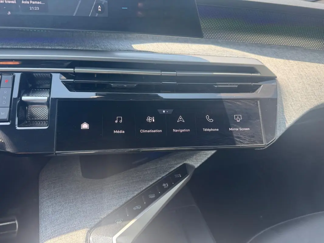 Tableau de bord du Peugeot 3008 Hybrid 145 e-DCS6 GT 2025, vue rapprochée sur l'écran tactile noir et les commandes tactiles.