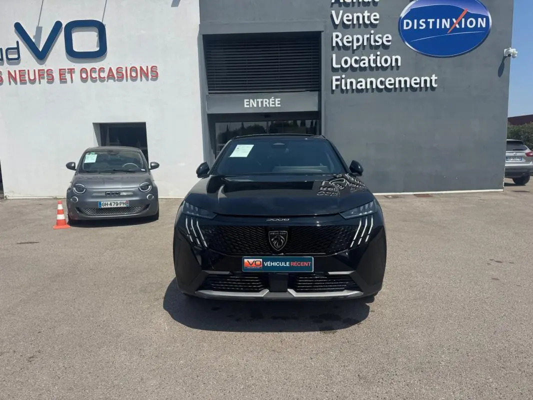 Vue avant frontale d’un Peugeot 3008 Hybrid 145 e-DCS6 GT noir, avec calandre distinctive et feux LED en griffes.