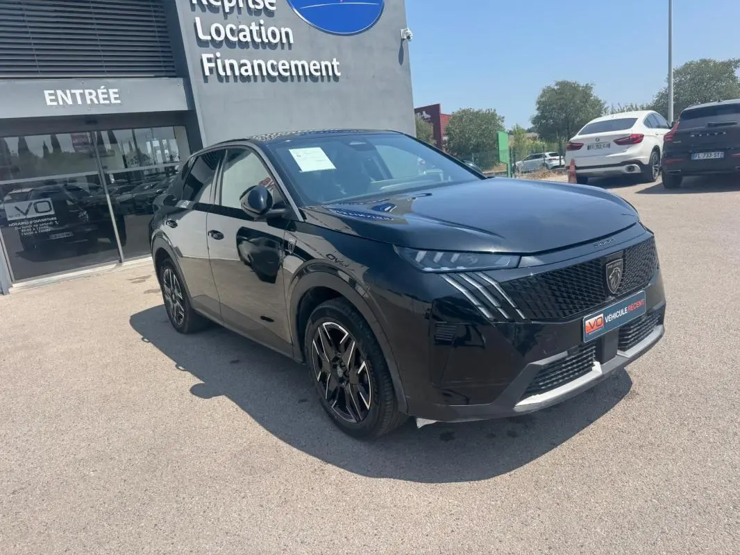 Peugeot 3008 Hybrid 145 e-DCS6 GT noir, vue 3/4 avant droit, avec jantes alliage 19 pouces et calandre distinctive.
