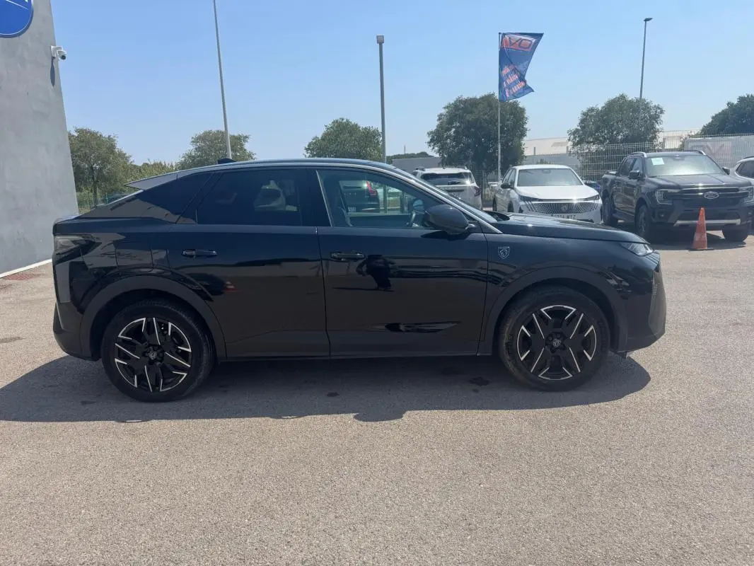 Profil droit d’un Peugeot 3008 Hybrid 145 e-DCS6 GT noir avec jantes alliage 19 pouces, garé en extérieur par temps clair.