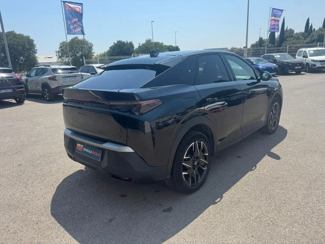 Peugeot 3008 Hybrid 145 e-DCS6 GT noir, vue 3/4 arrière droit, jantes alliage 19 pouces et feux arrière LED distinctifs.