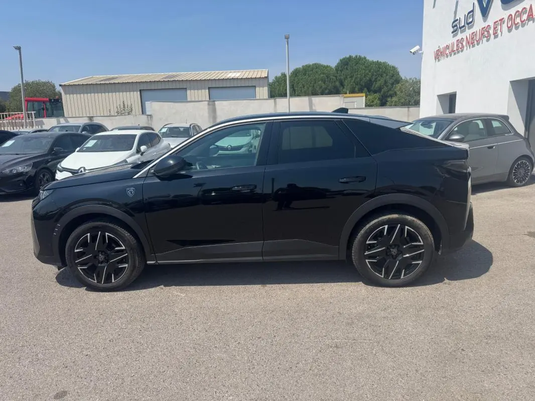 Peugeot 3008 Hybrid 145 e-DCS6 GT noir, vue de profil côté gauche, avec jantes alliage 19 pouces et lignes épurées.