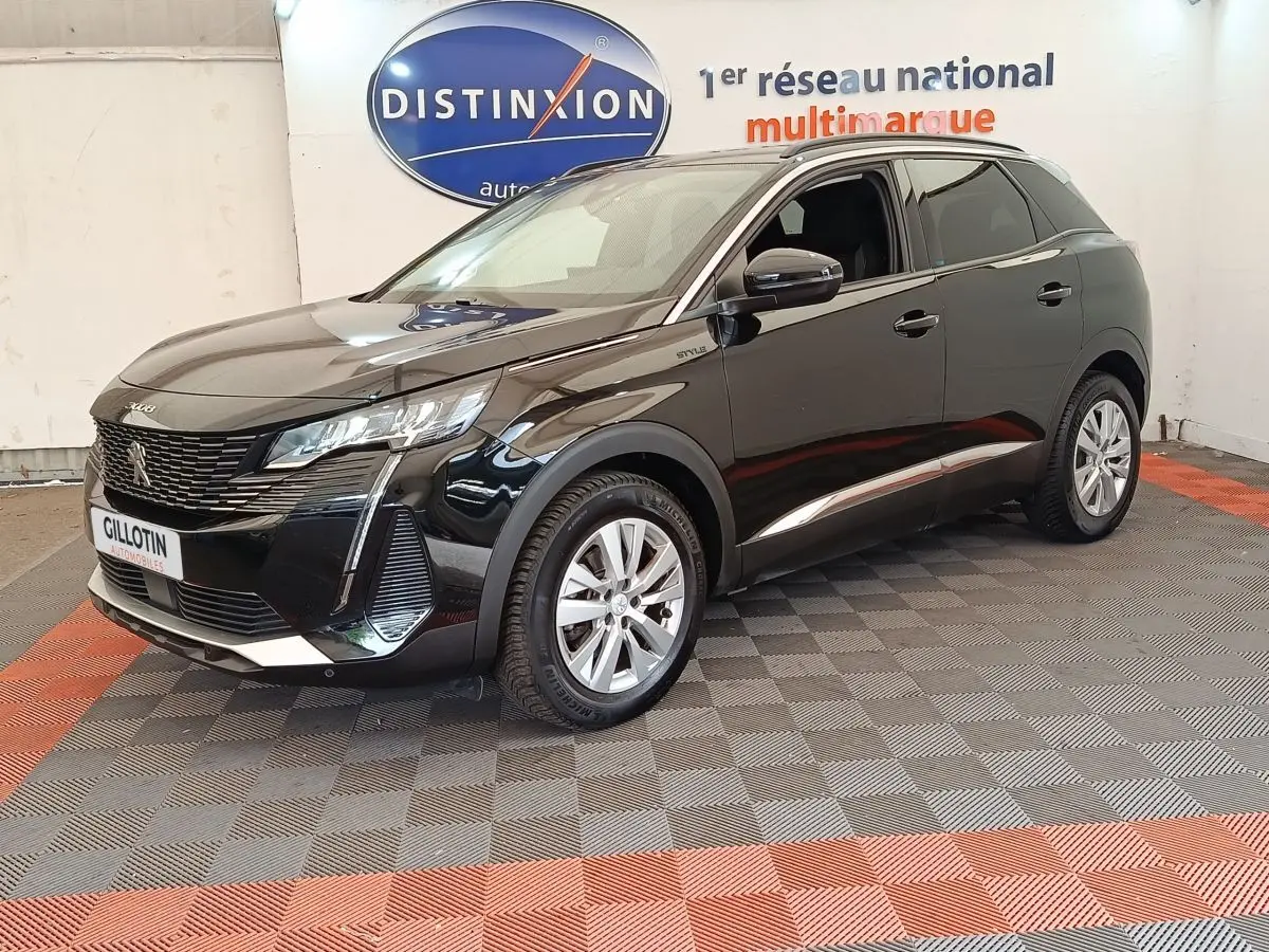 Peugeot 3008 noir en 3/4 avant droit, avec feux LED et jantes alliage visibles en intérieur showroom.