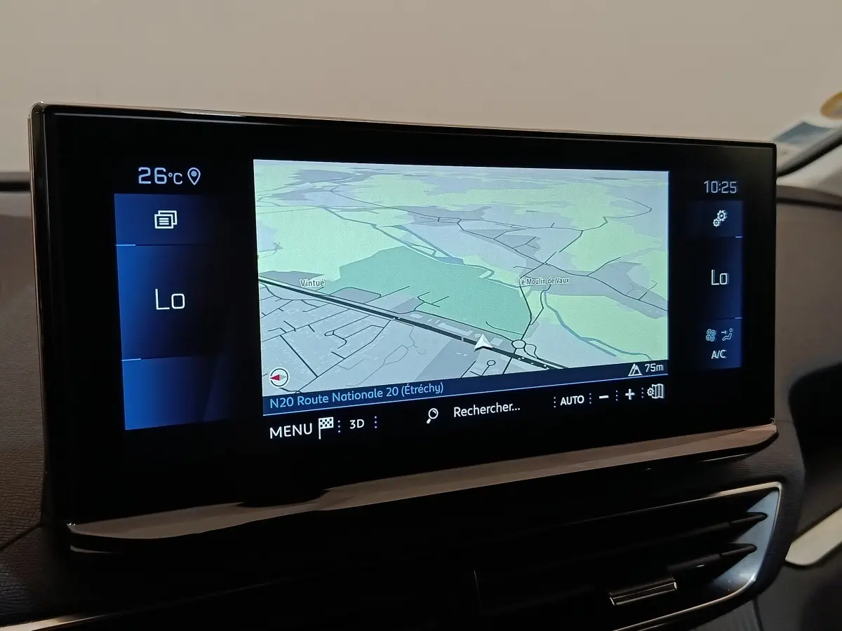 Écran tactile central du Peugeot 3008 noir 2022 affichant la navigation avec commandes climatisation visibles.