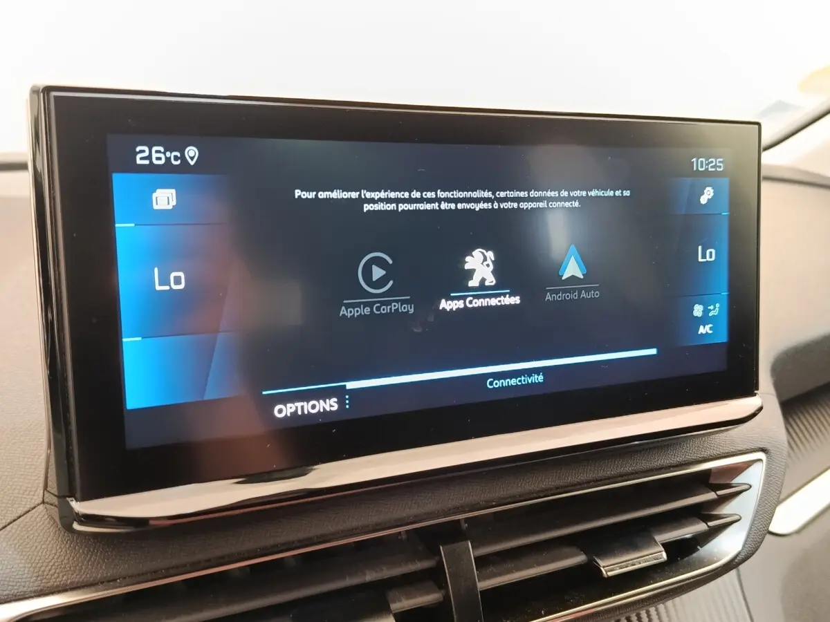Écran tactile central du tableau de bord du Peugeot 3008 noir, affichant Apple CarPlay et Android Auto.