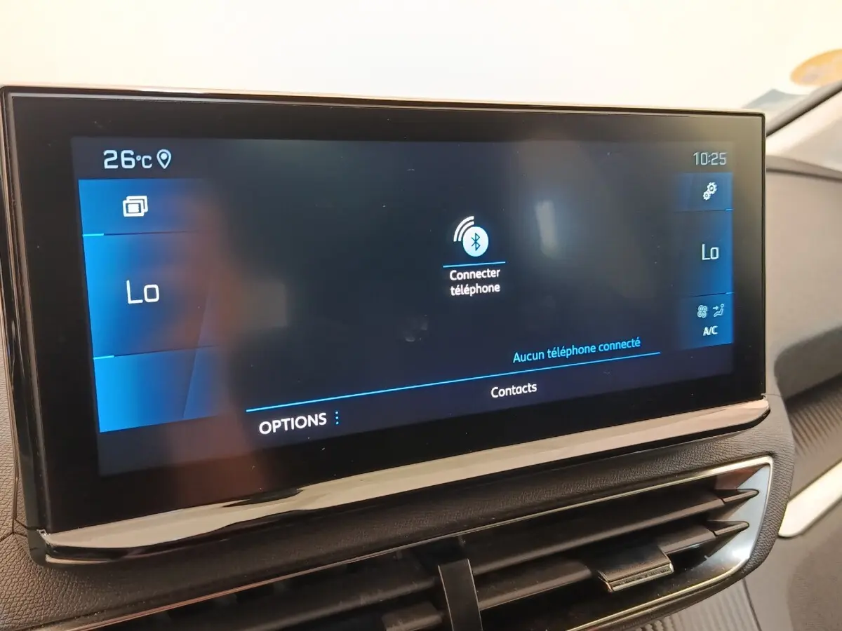 Écran tactile central du tableau de bord du Peugeot 3008 noir, affichant la connexion Bluetooth et la climatisation à 26°C.