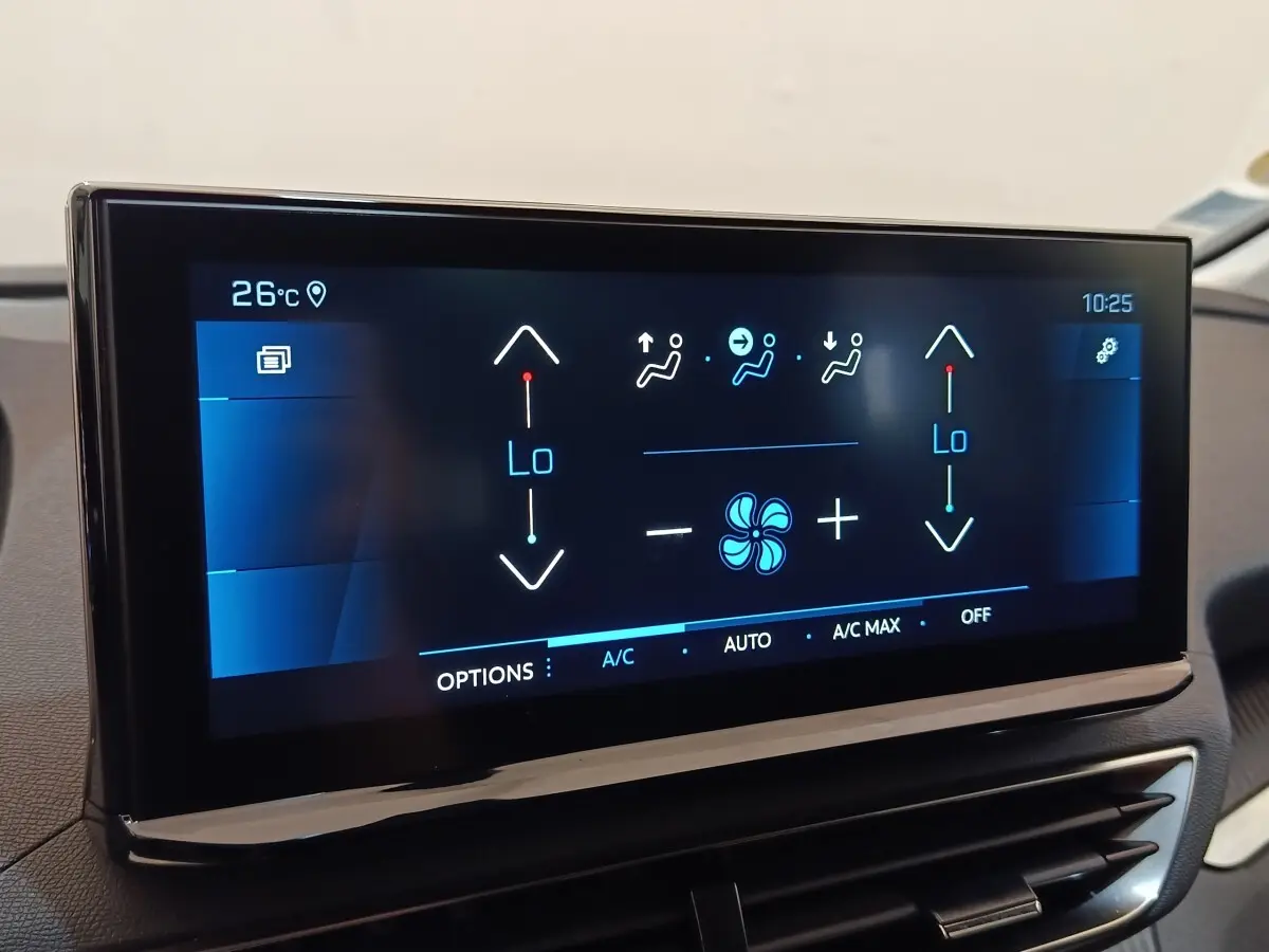 Écran tactile central affichant la climatisation digitale du Peugeot 3008 noir, vue intérieure rapprochée.