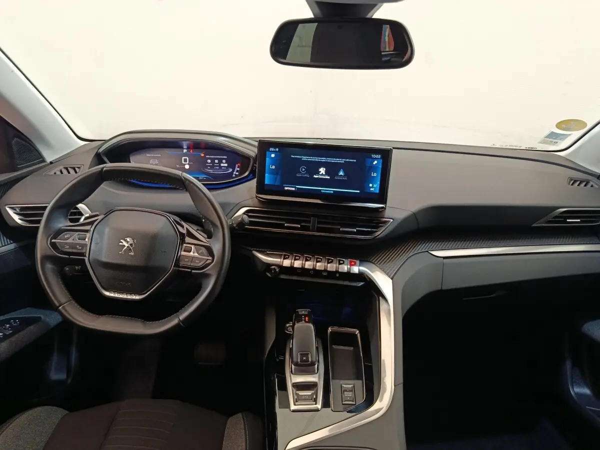 Vue intérieure avant du Peugeot 3008 noir 2022, tableau de bord digital et écran tactile central lumineux.