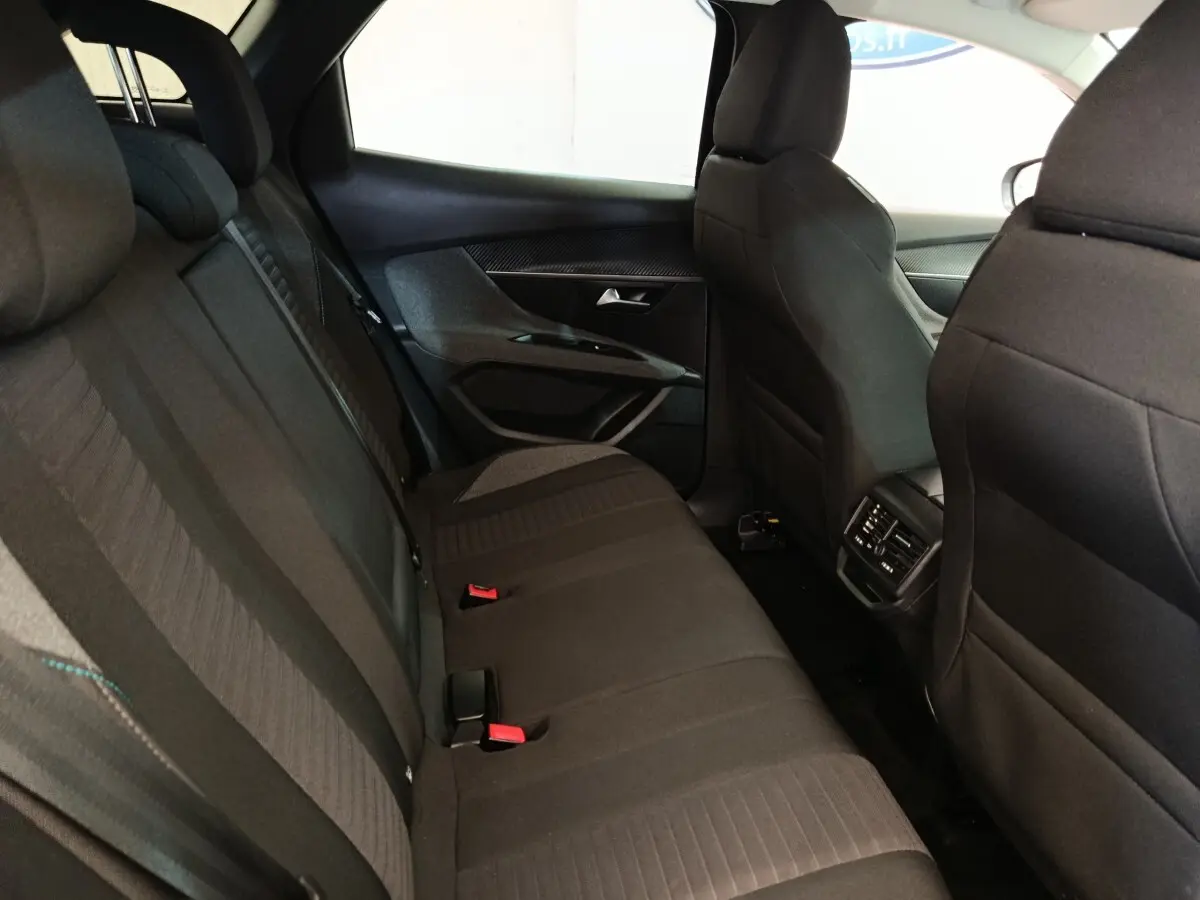 Vue intérieure arrière du Peugeot 3008 noir 2022, montrant la banquette arrière et les aérations centrales.