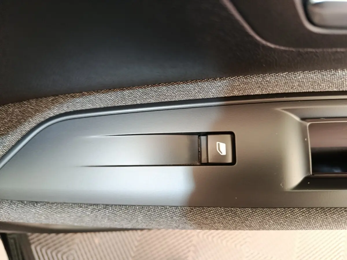 Gros plan sur la commande électrique de la ventilation additionnelle côté passager, finition noire et tissu gris Peugeot 3008 2022.