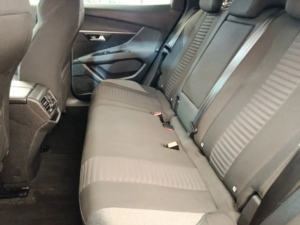 Vue intérieure côté droit des sièges arrière noirs du Peugeot 3008 2022 avec ceinture de sécurité et ventilation arrière.