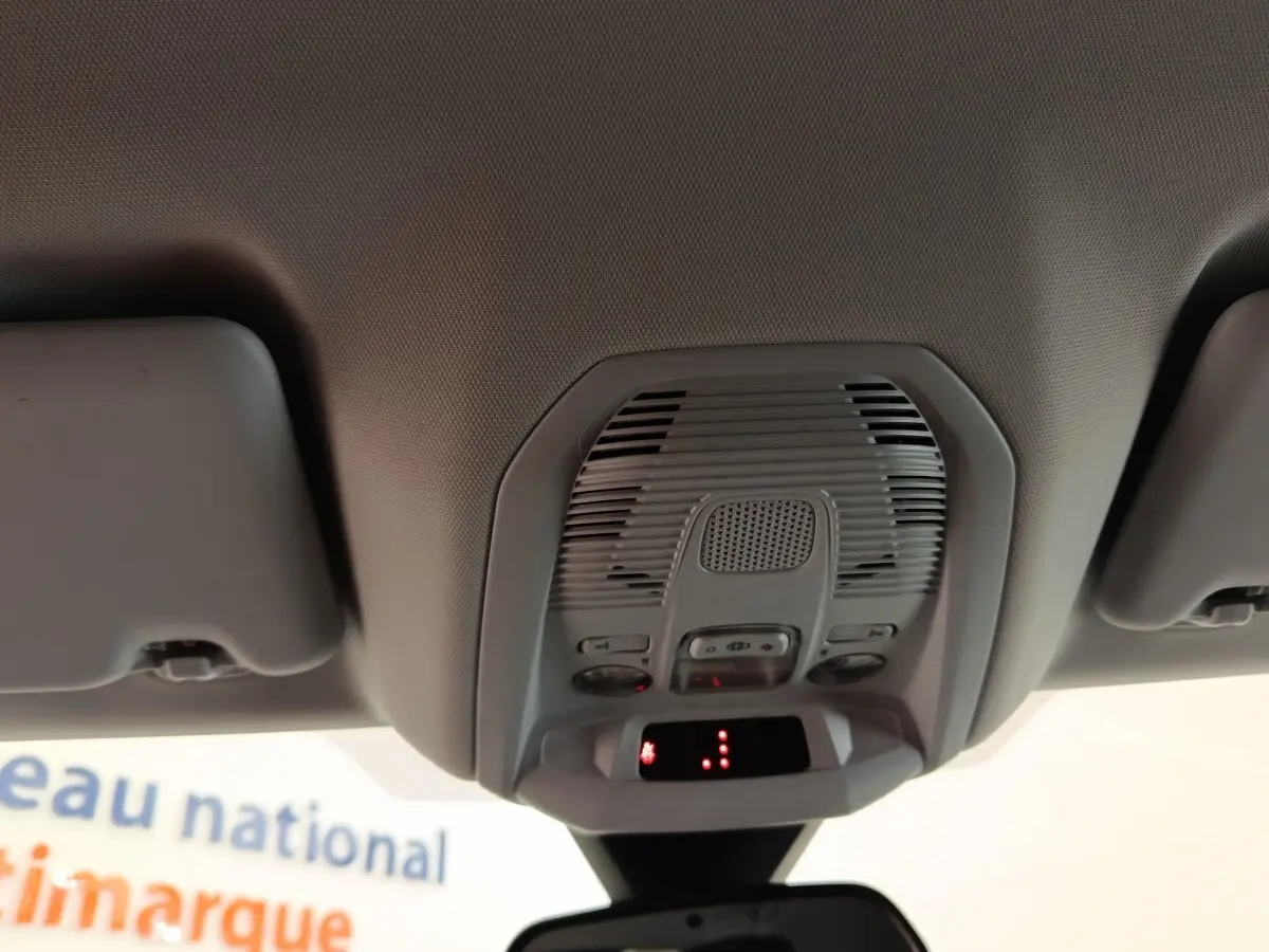 Vue intérieure du plafonnier gris avec commandes d’éclairage et affichage digital du Peugeot 3008 noir 2022.