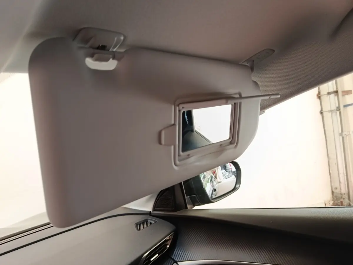Détail du pare-soleil côté conducteur avec miroir intégré dans un Peugeot 3008 noir, vue intérieure côté gauche.
