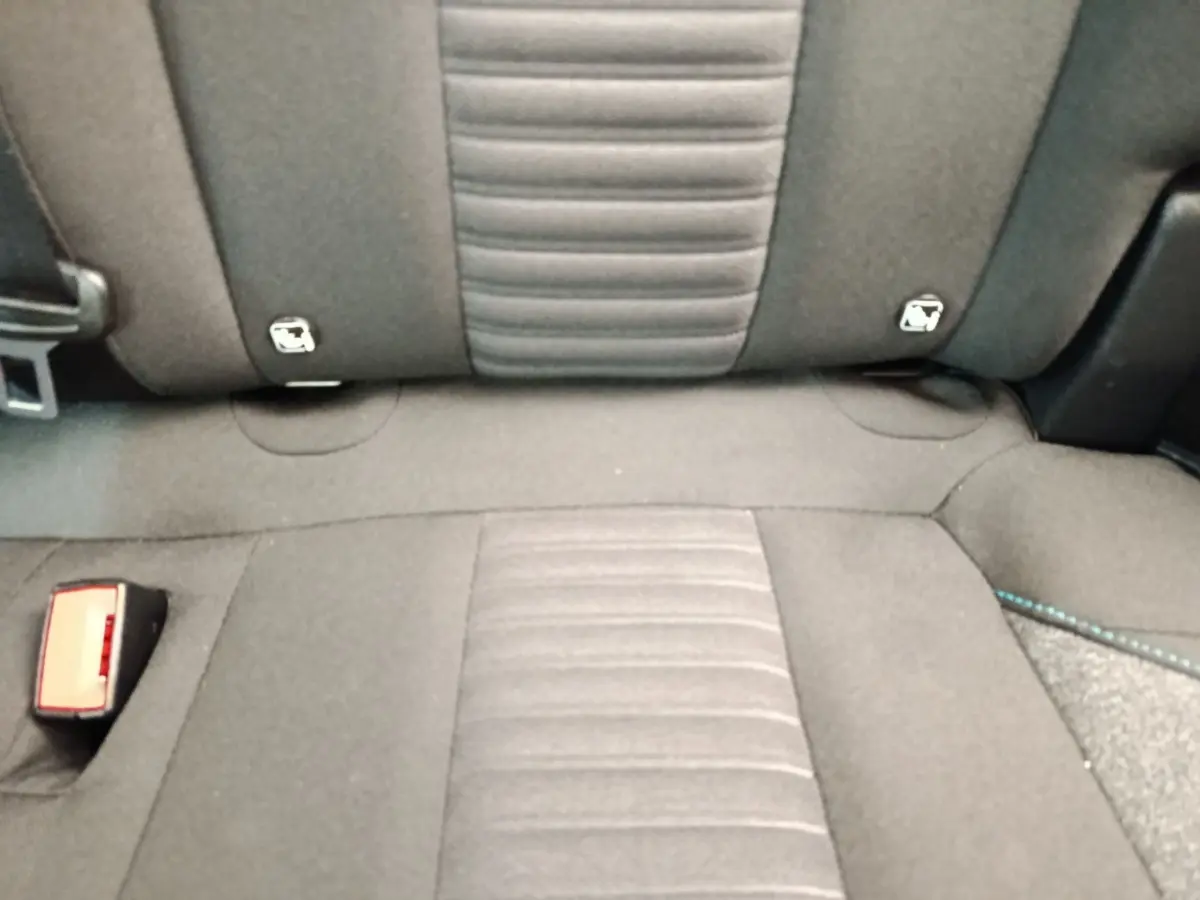 Vue rapprochée de la banquette arrière noire du Peugeot 3008 2022, avec fixation Isofix visible.