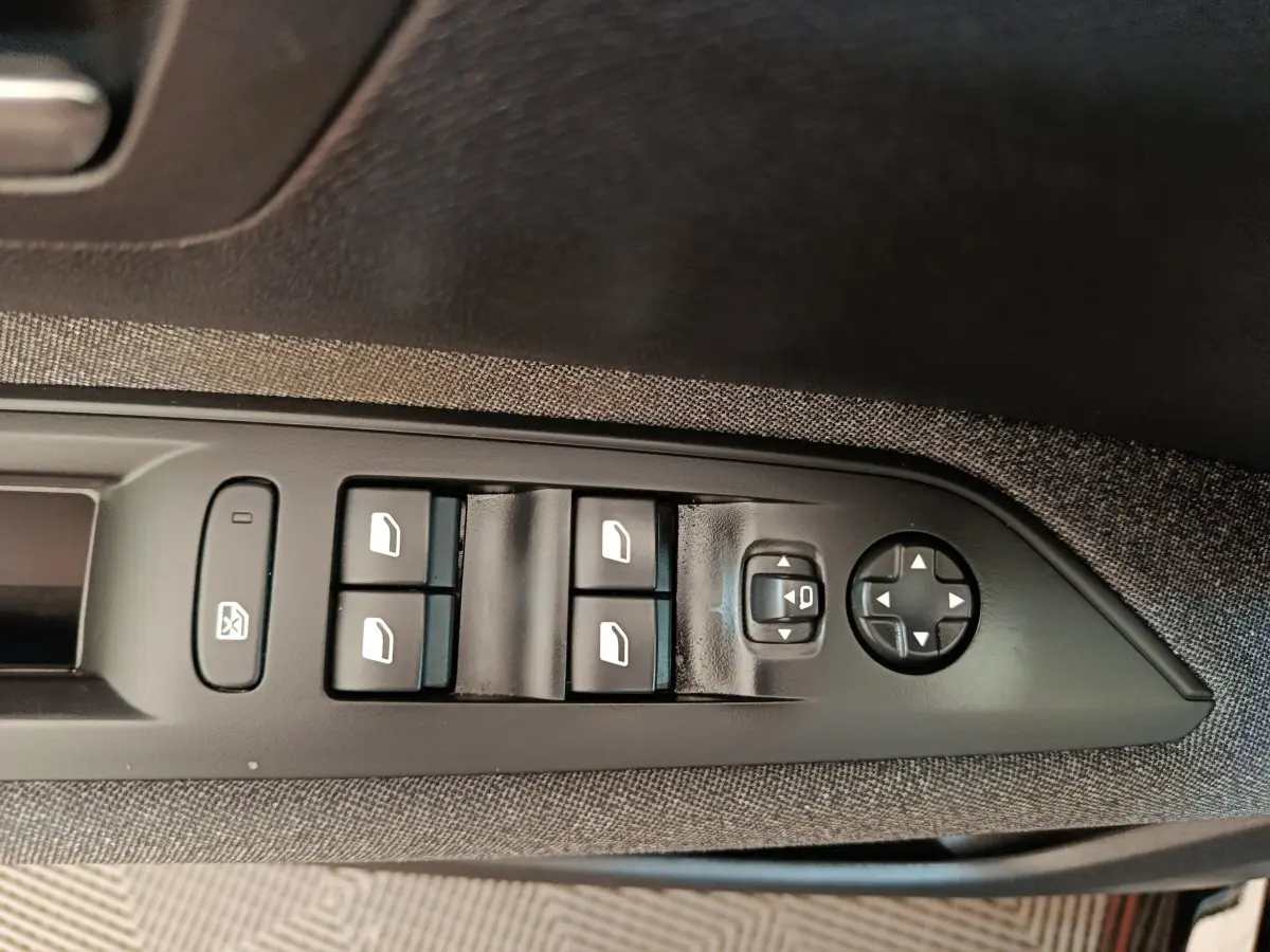 Commande des vitres électriques et réglage des rétroviseurs côté conducteur du Peugeot 3008 noir, vue intérieure côté gauche.