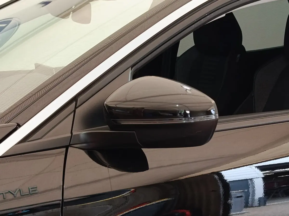 Rétroviseur côté conducteur noir brillant du Peugeot 3008 2022 BlueHDi 130 S&S EAT8 Style, vue latérale rapprochée.