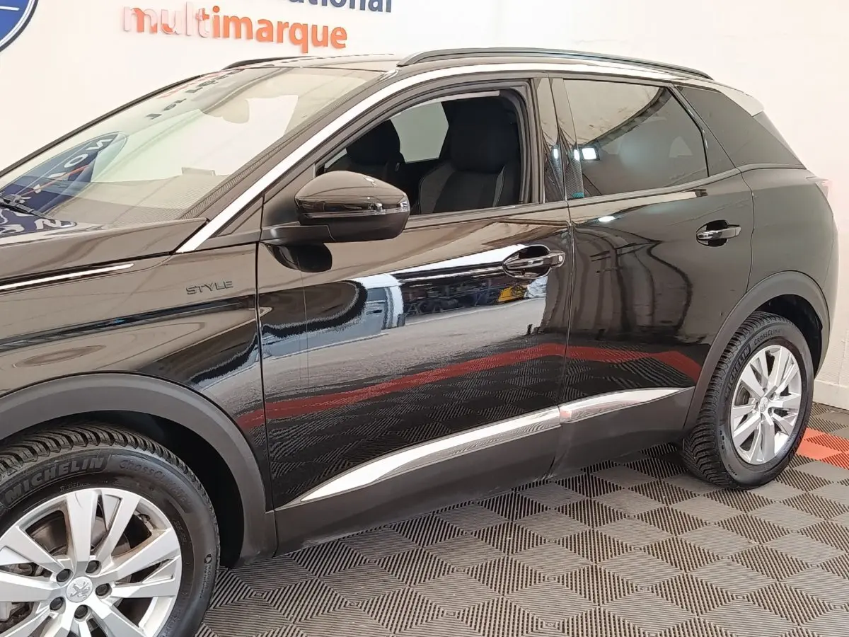 Profil droit du Peugeot 3008 noir finition Style avec jantes alliage et détails chromés sur bas de caisse.