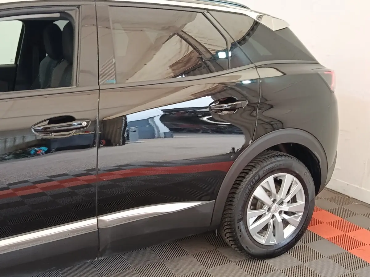Vue latérale droite du Peugeot 3008 noir 2022, mettant en valeur la roue arrière et les lignes de caisse brillantes.