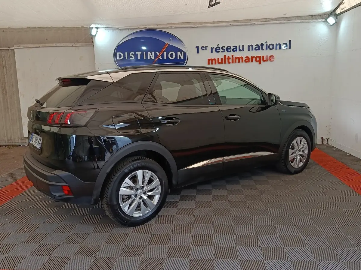 Peugeot 3008 noir vue 3/4 arrière droit, avec feux arrière LED et jantes alliage en showroom.
