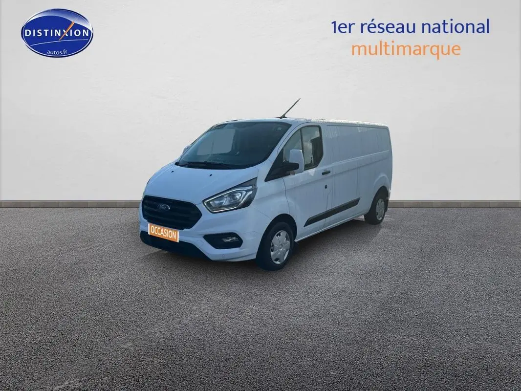 Fourgon Ford Transit Custom blanc vu en 3/4 avant droit sur fond neutre, avec calandre noire et vitres surteintées.