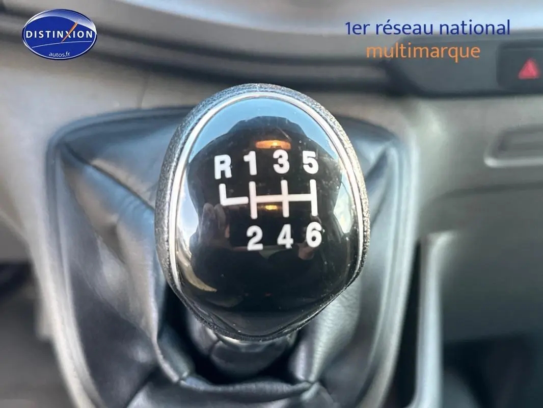 Le levier de vitesses manuel noir du Ford Transit Custom Fourgon 2021, vue rapprochée de la console centrale.