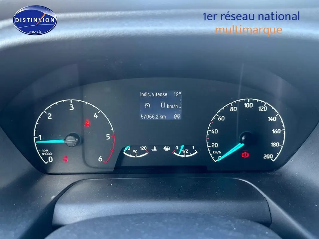 Tableau de bord du Ford Transit Custom blanc 2021, affichant vitesse, compte-tours et jauges en vue frontale.