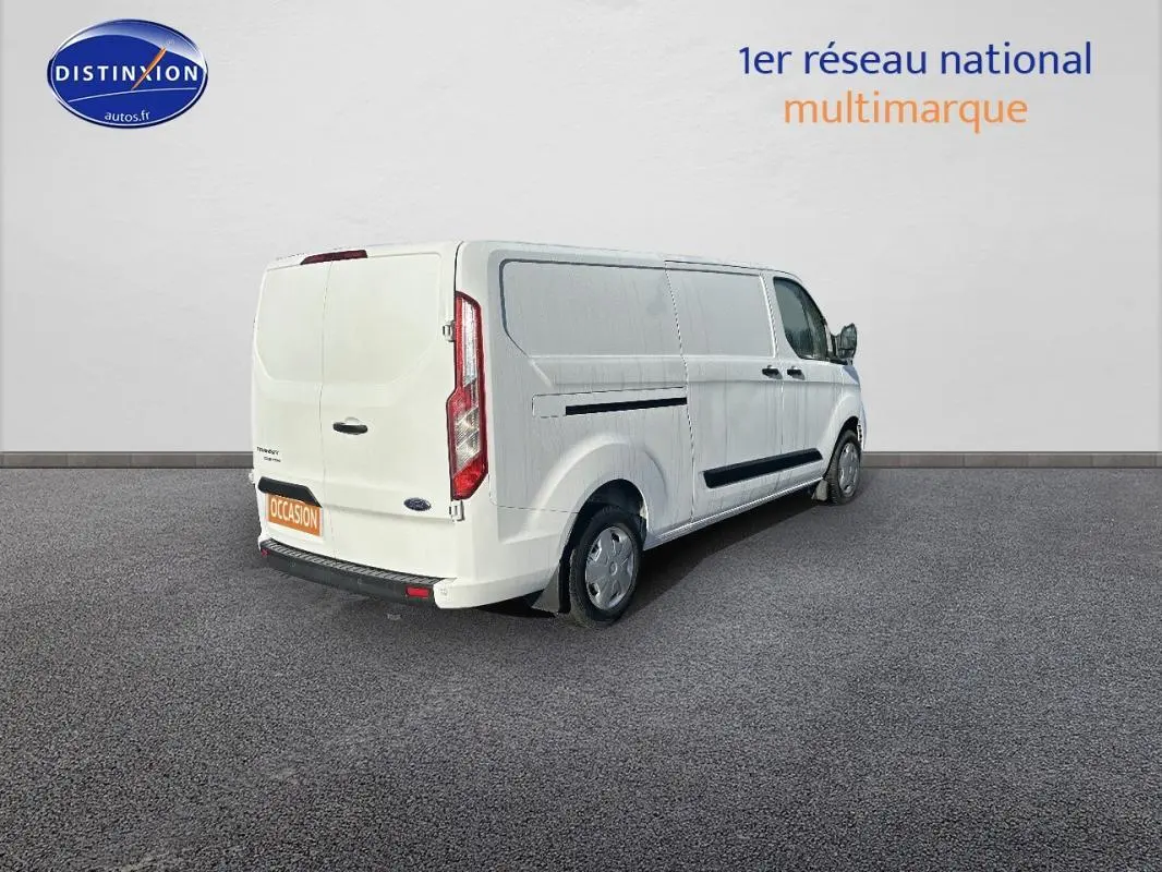 Ford Transit Custom fourgon blanc vu en 3/4 arrière droit, avec porte latérale et vitres surteintées.