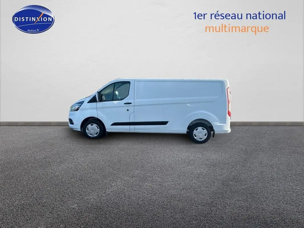 Profil latéral gauche d'un fourgon Ford Transit Custom blanc avec porte latérale et vitres surteintées.