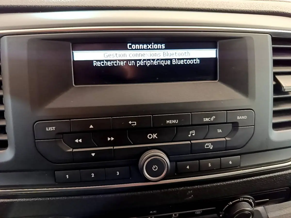 Vue rapprochée de la console centrale noire du Toyota Proace Verso 2019 affichant la gestion Bluetooth sur l'écran.