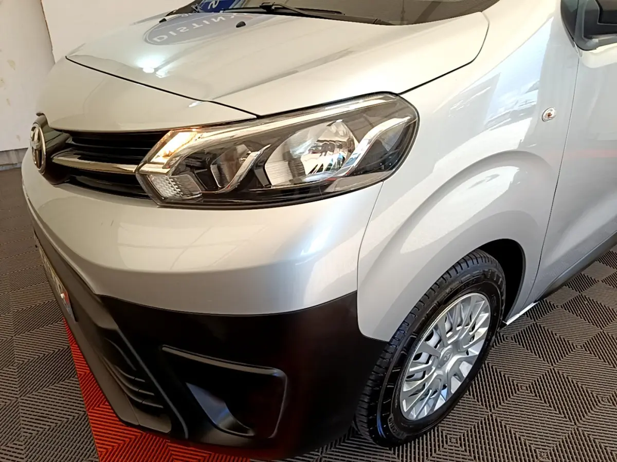 Vue 3/4 avant droit d'un Toyota Proace Verso gris clair avec phares halogènes et pare-chocs noir mat.