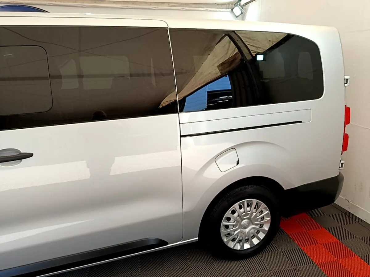 Vue latérale droite du Toyota Proace Verso gris clair 2019 avec vitres teintées et jante acier.