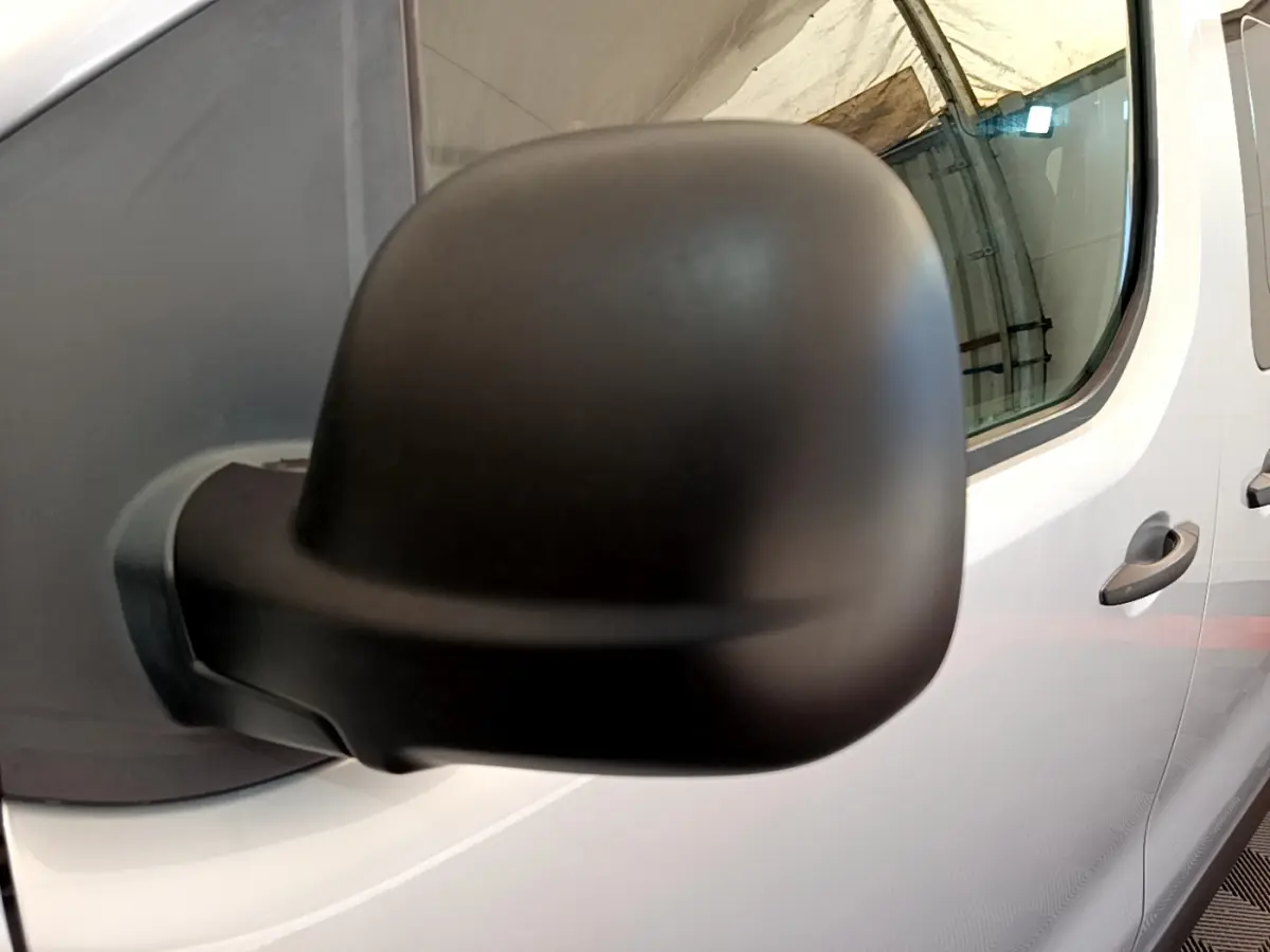 Rétroviseur noir en gros plan côté conducteur du Toyota Proace Verso gris clair, vue latérale partielle.