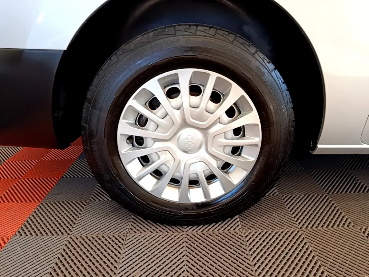 Gros plan sur la roue avant droite grise du Toyota Proace Verso 2019 avec enjoliveur argenté et pneu Continental.