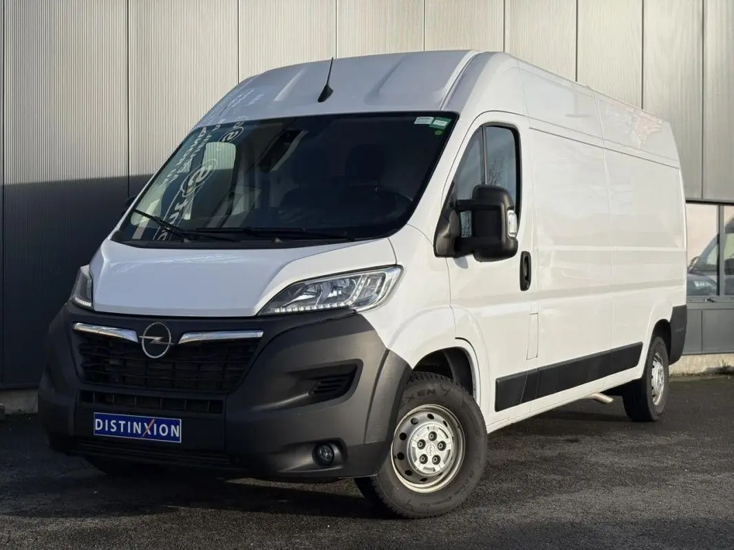 Opel Movano Fourgon blanc vu en 3/4 avant droit, avec pare-chocs noir et calandre distinctive.