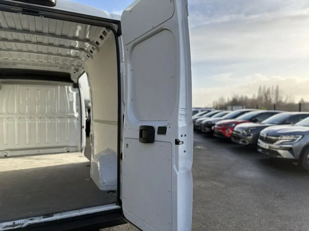 Vue intérieure de la porte arrière ouverte du fourgon blanc Opel Movano 2.2 BlueHDi 140 L3H2, 2023.
