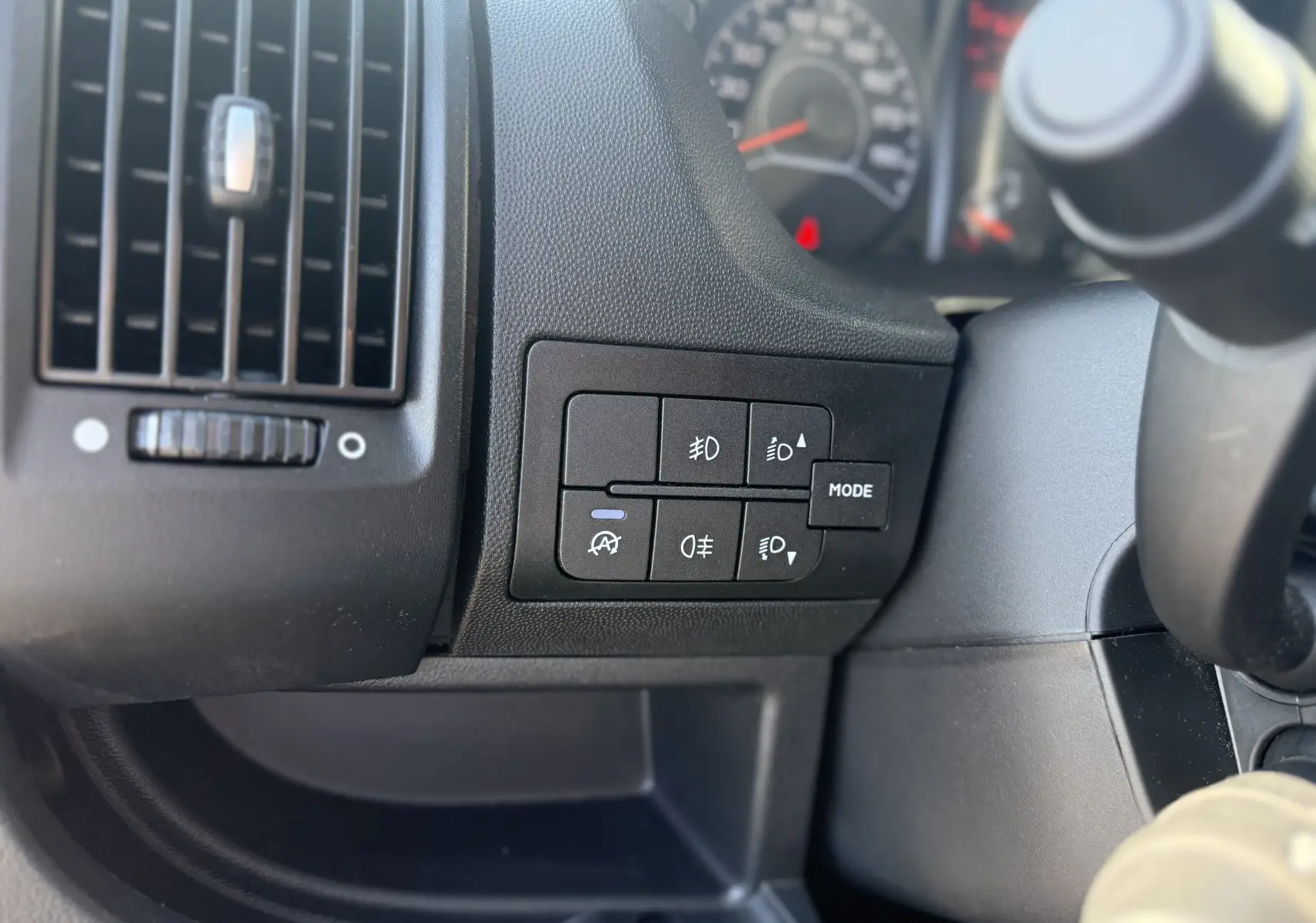 Vue rapprochée du tableau de bord du Opel Movano Fourgon blanc, affichant la vitesse, le compte-tours et les jauges de carburant et température.
