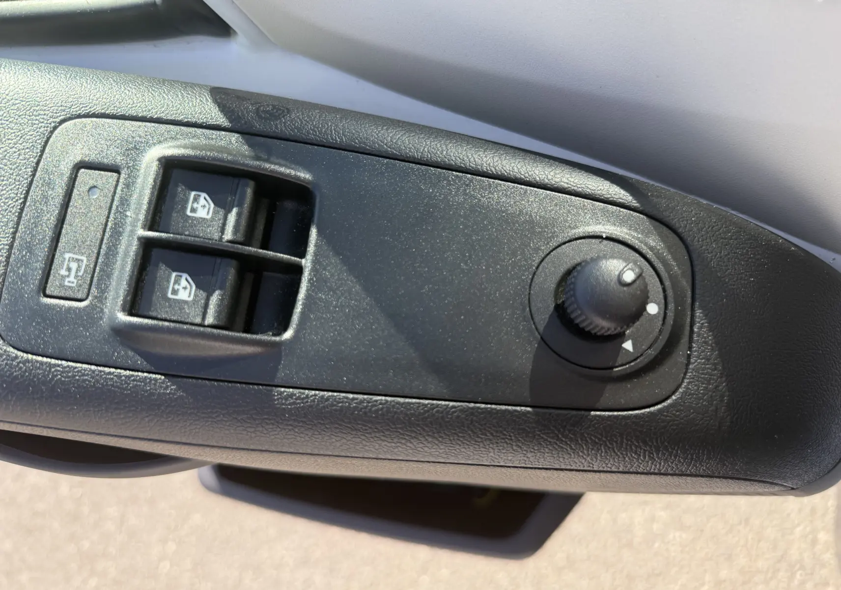 Vue intérieure côté conducteur du fourgon blanc Opel Movano 2023, sièges tissu noir avec appuie-tête et accoudoir.