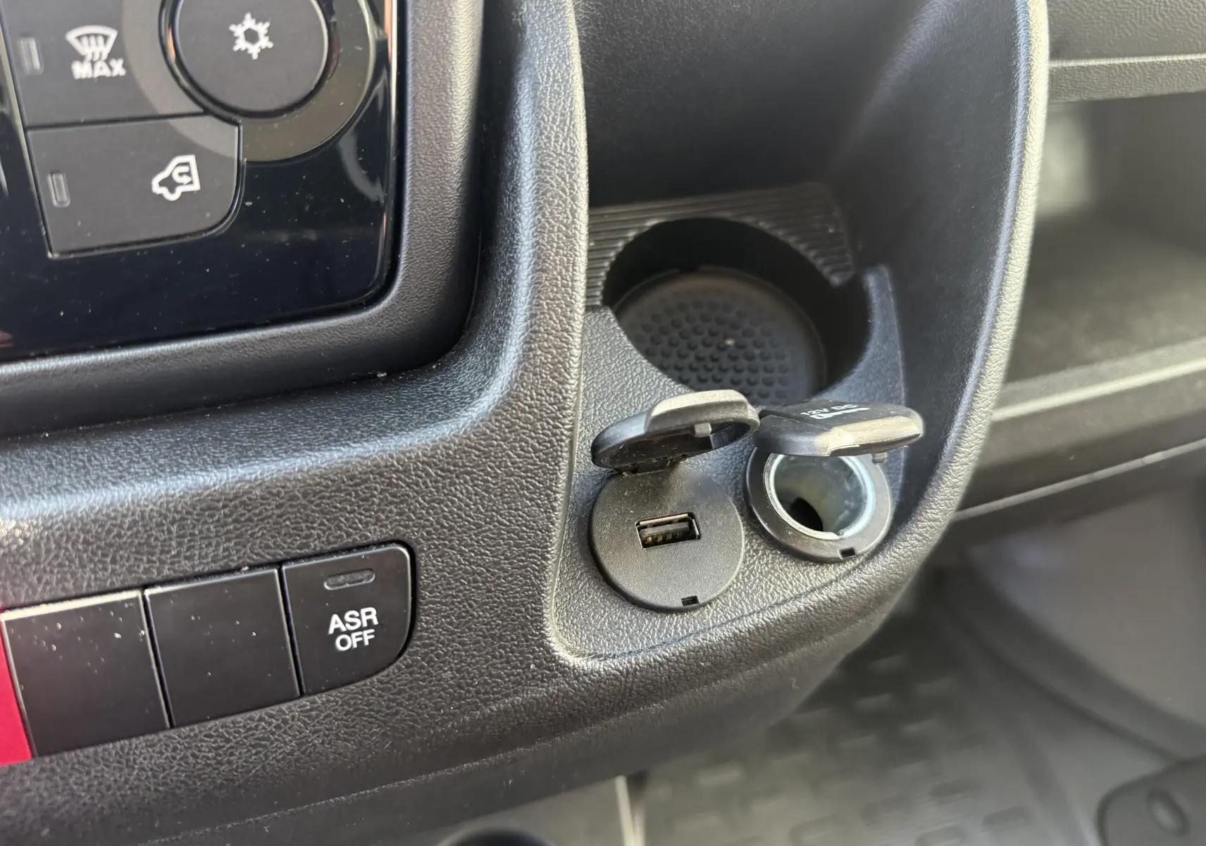 Vue intérieure de la partie arrière ouverte d’un fourgon blanc Opel Movano 2.2 BlueHDi 140 L3H2, montrant l’espace de chargement vide.