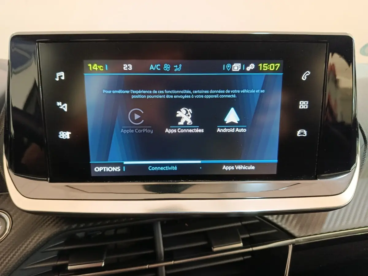 Écran tactile central du tableau de bord de la Peugeot 208 électrique Active Business R, affichage Apple CarPlay et Android Auto.