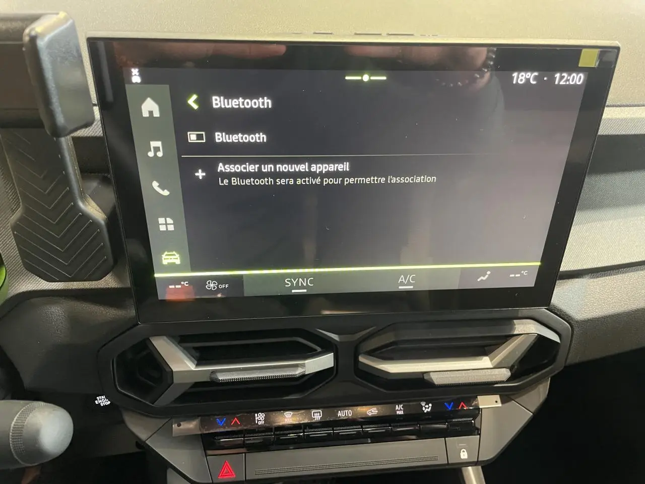 Écran tactile 10,1" du DACIA Bigster gris schiste, vue centrale du tableau de bord avec commandes climatisation.