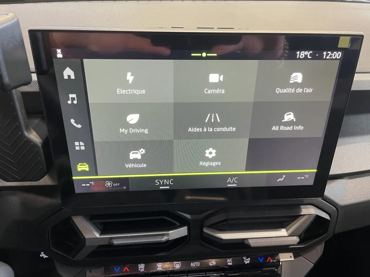 Écran tactile central du tableau de bord du Dacia Bigster 2026 avec commandes climatisation et ventilation visibles.
