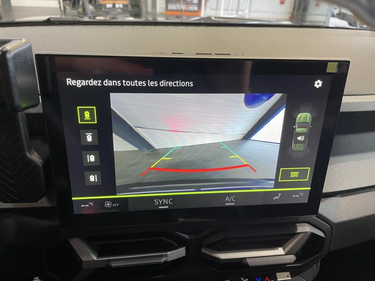 Écran tactile intérieur montrant la caméra de recul avec guidage de trajectoire du Dacia Bigster gris schiste.