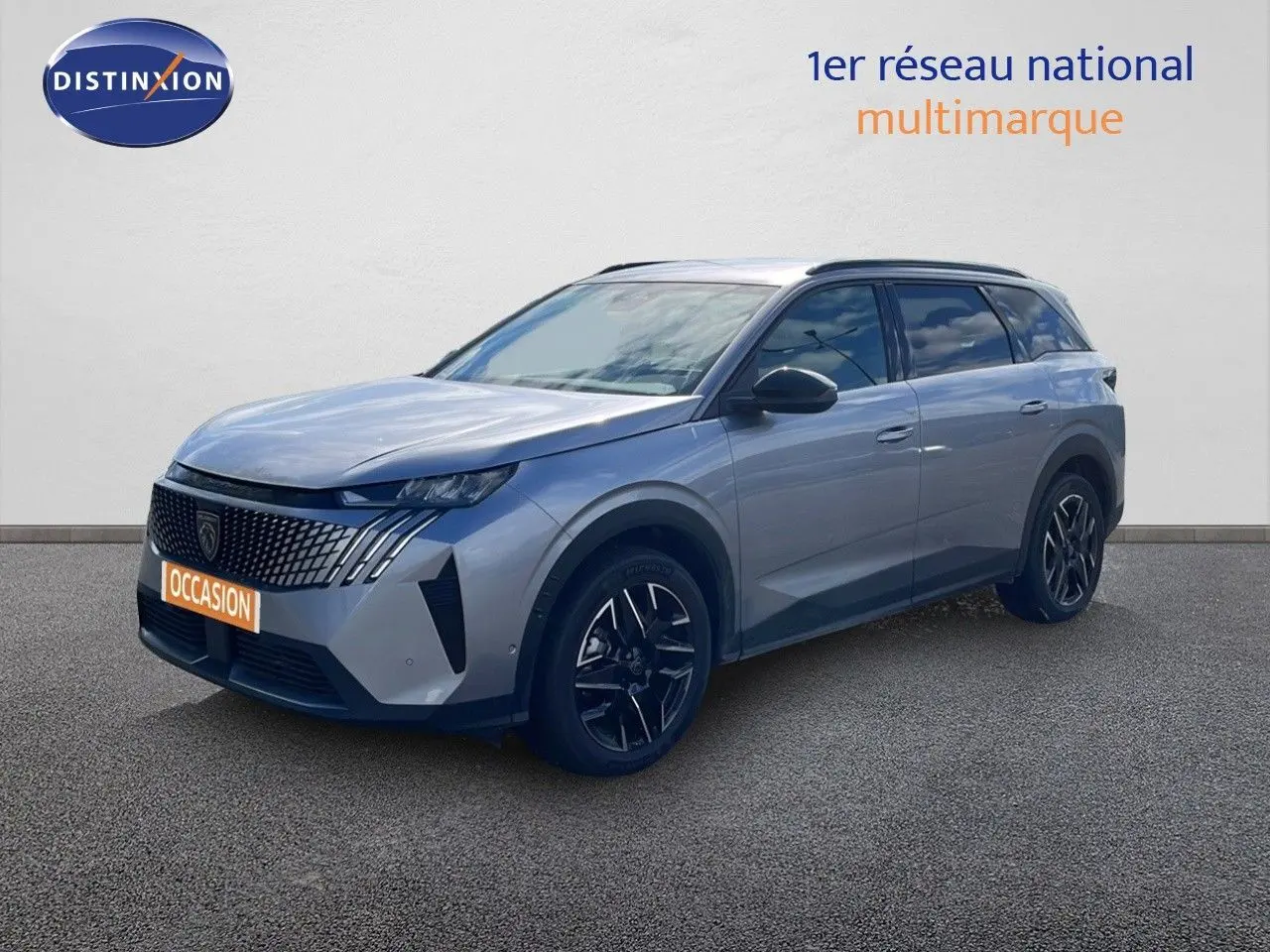Peugeot 5008 gris Artense métal en 3/4 avant droit, SUV hybride avec jantes noires et calandre distinctive.