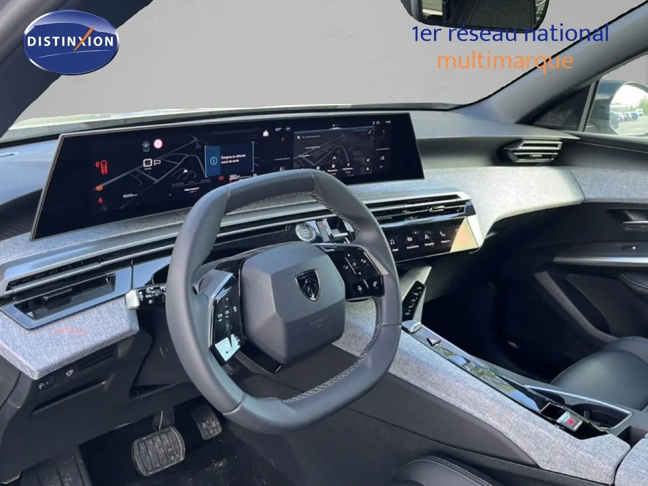 Vue intérieure du poste de conduite du Peugeot 5008 gris Artense, mettant en valeur le tableau de bord numérique et le volant compact.